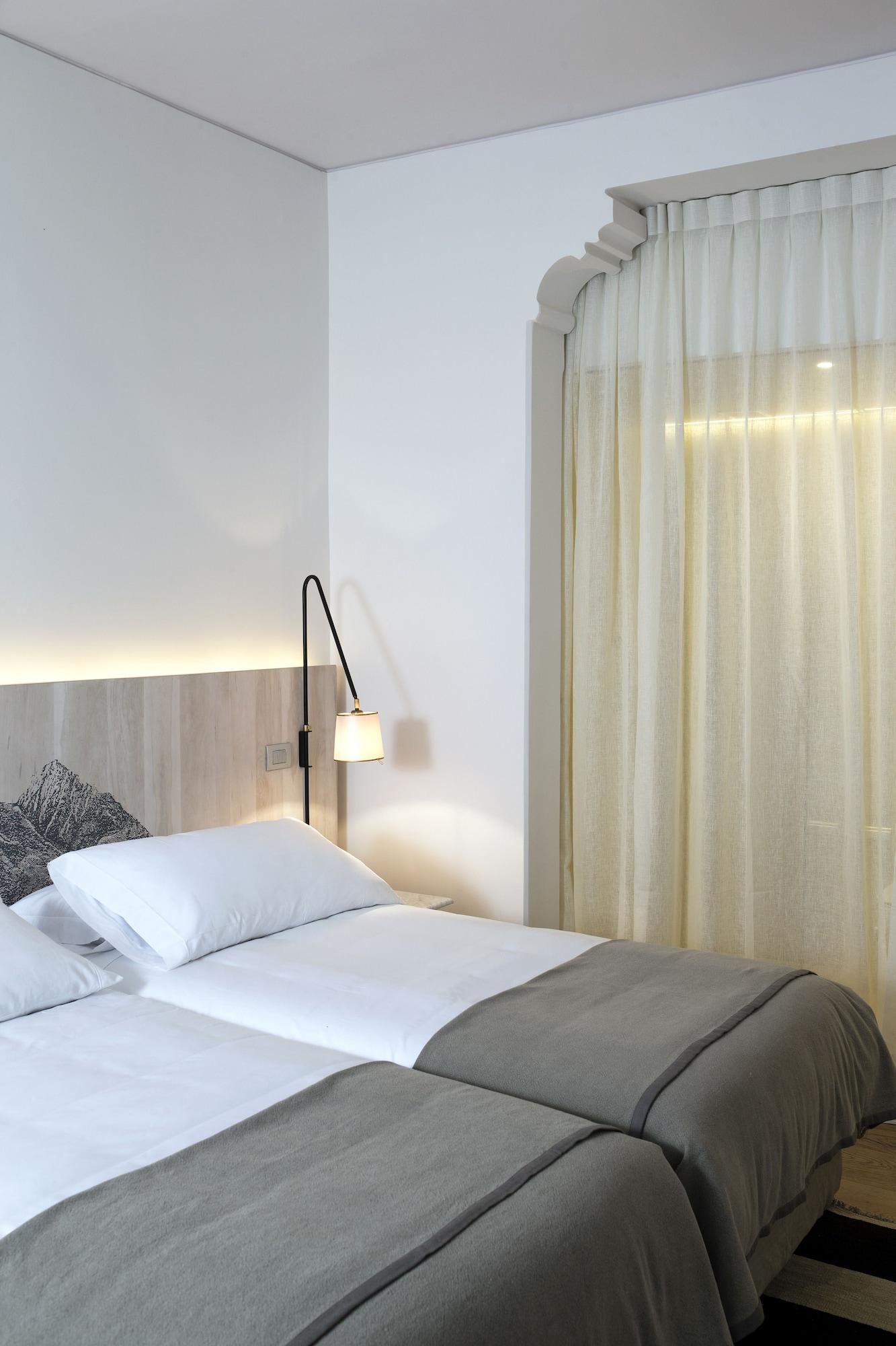 Hotel Magnolia Santiago Luaran gambar A wall mounted reading light