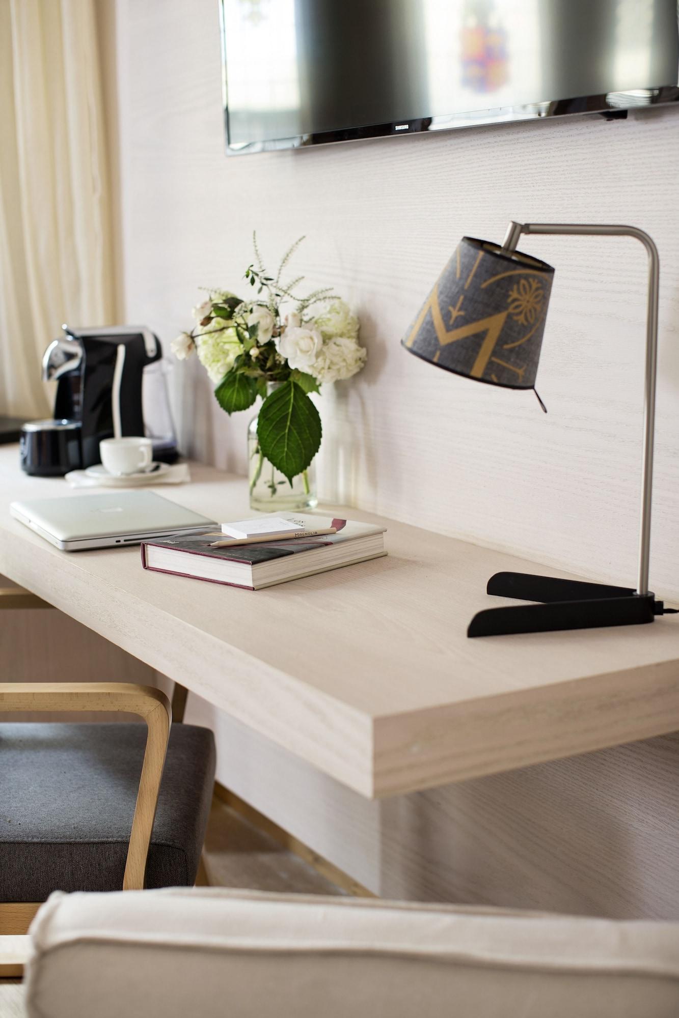 Hotel Magnolia Santiago Luaran gambar A table with a white laminate tabletop
