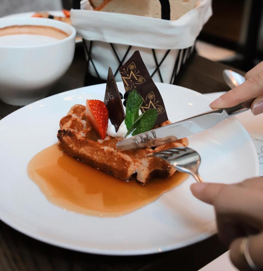 Hotel Magnolia Santiago Luaran gambar A dessert being cut with a table knife